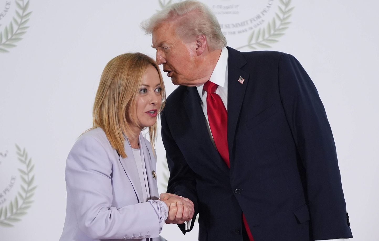 Trump alimenta aún más su enfrentamiento con Meloni por una selfie Trump alimenta aún más su enfrentamiento con Meloni por una selfie